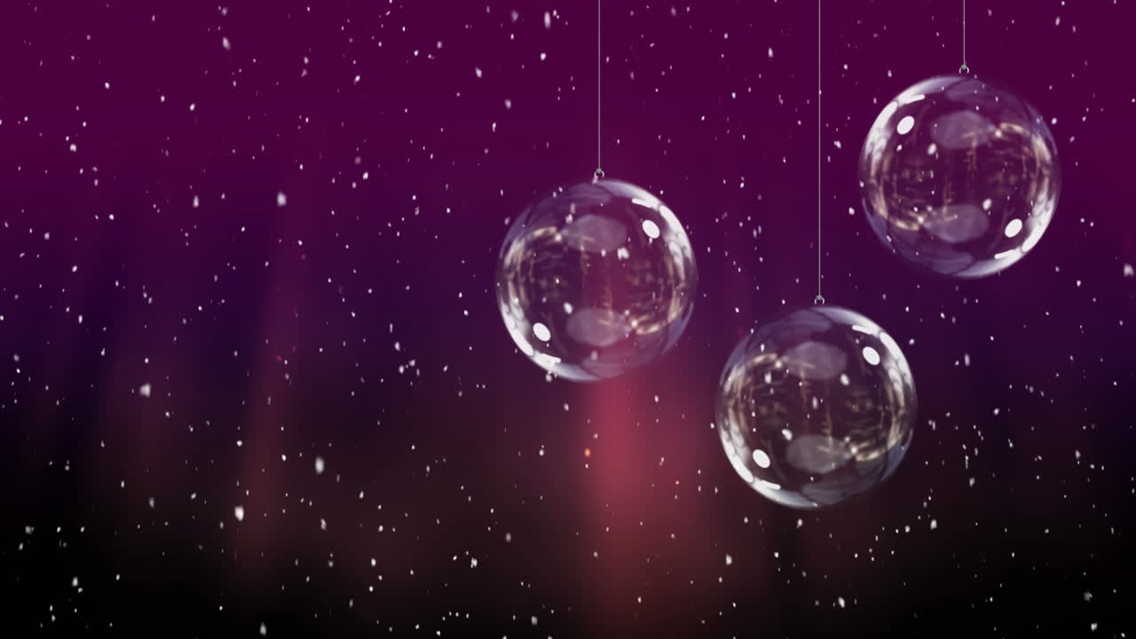 снег и рождественские украшения.