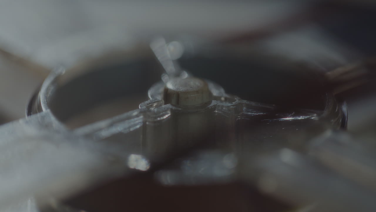 스파이는 신중한 녹음을 듣습니다.