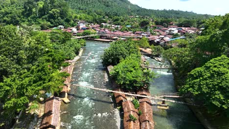 Der-Landak-Fluss-Ist-Beliebt-Für-Wassersport-Und-Zum-Genießen-Der-Umliegenden-Natur.