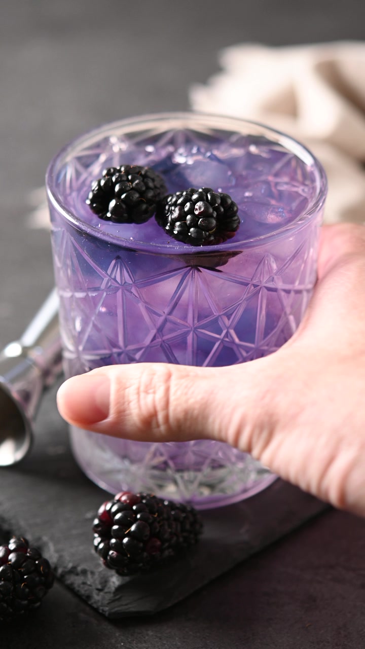 Bramble-cocktail med bjørnebær og knust is.