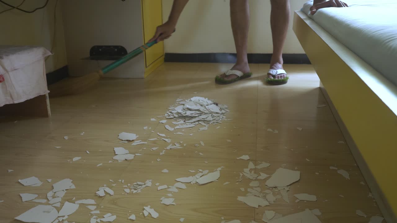 벽의 페인트가 벗겨져서 집의 망진창이 남아시아 가족의 청소