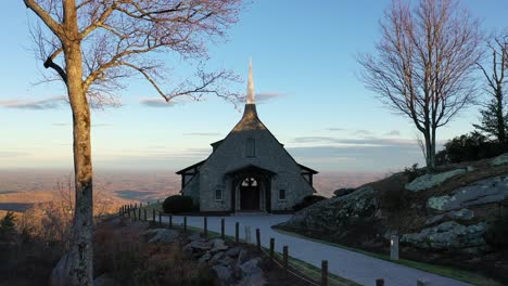 iglesia pintoresca en el lado de la montaña, capilla de la montaña de vidrio, acantilados de vidrios, landrum, sc zoom out