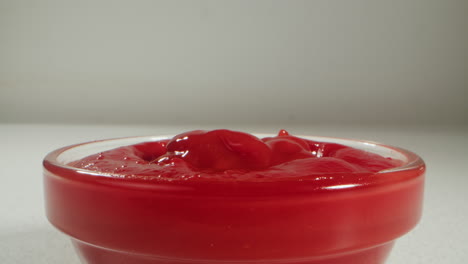 sumergiendo a mano una pataca frita en ketchup