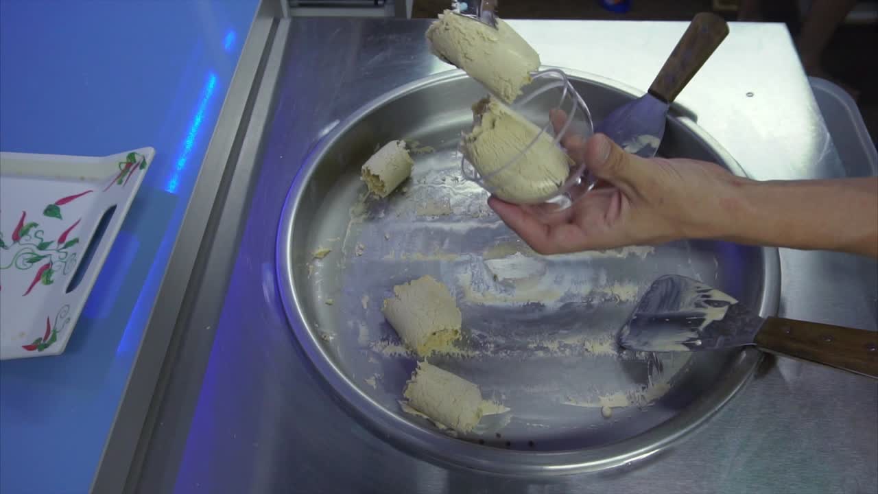 Preparazione del gelato tailandese arrotolato