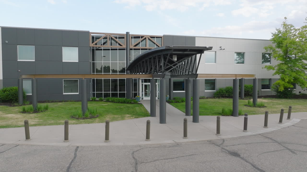 edificio de oficinas de dos pisos desocupado en américa del norte en medio de la crisis inmobiliaria comercial