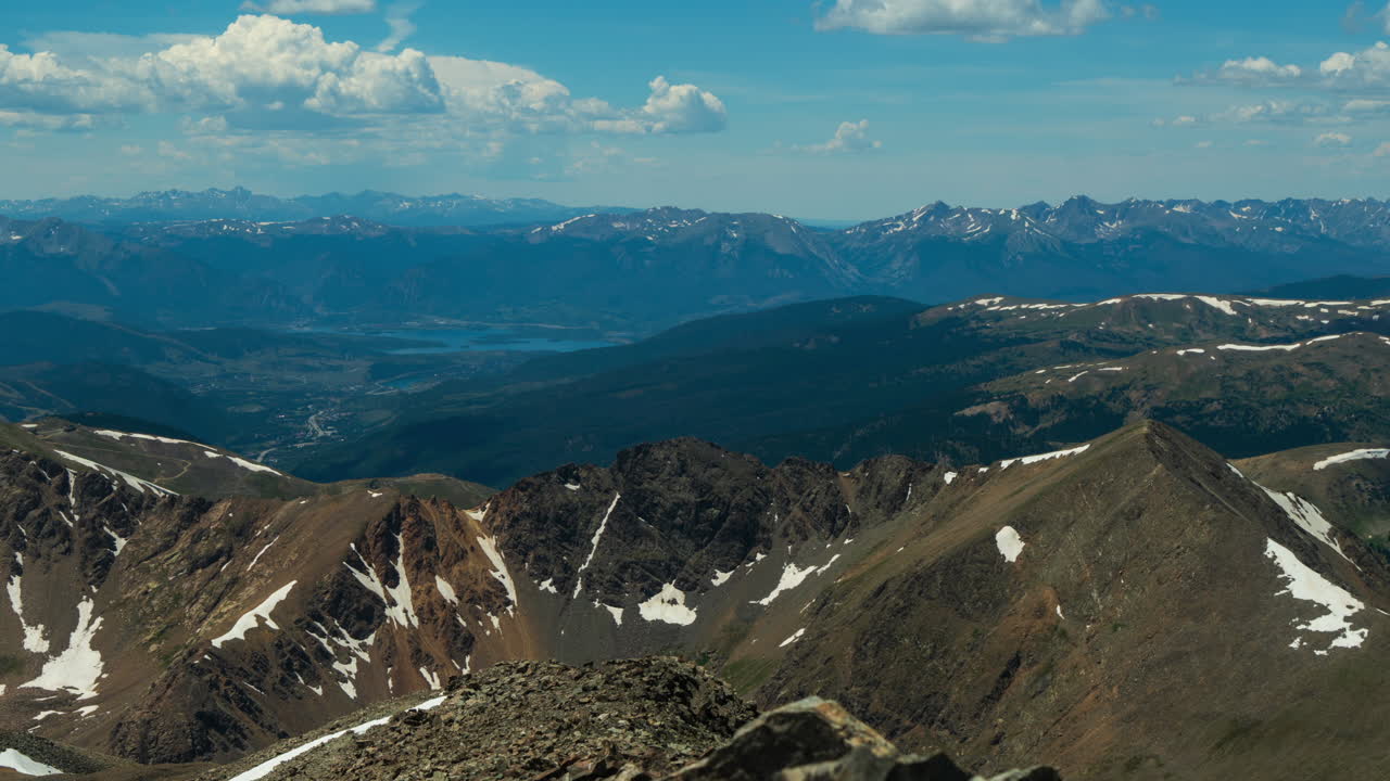 영화적인 놀라운 타임 스: 세계 정상, 그레이와 토레이, 14의 바위 산꼭대기, 콜로라도, 브레켄리지, 풍경, 배경, 빛 여름날, 평화로운 푸른 하늘, 구름, 에 눈.