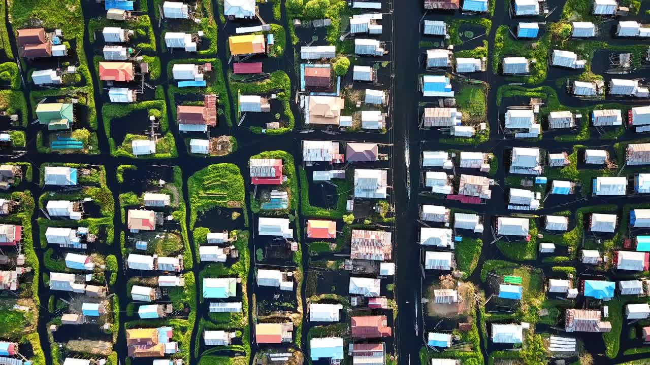 미마 인레 호수 (inle lake) 에 있는 다채로운 떠다니는 집들.