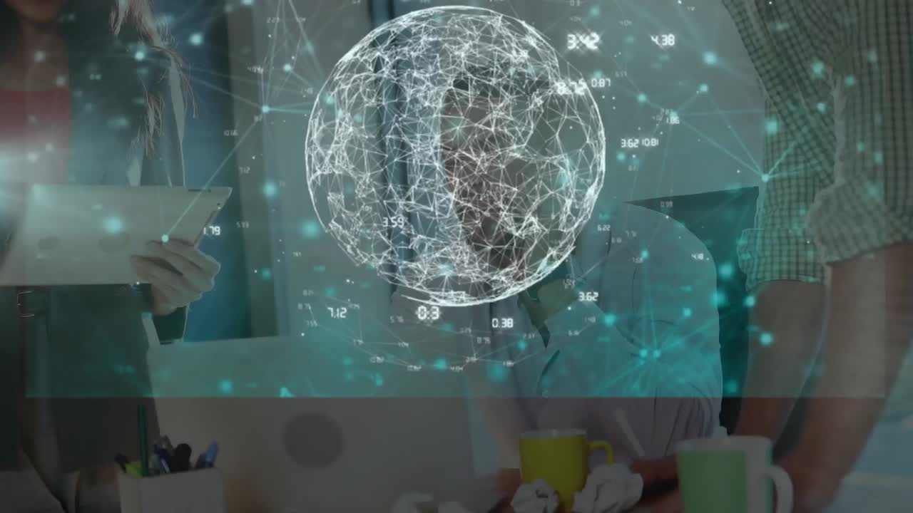 animación del procesamiento de datos sobre un hombre de negocios hablando por teléfono en una oficina moderna