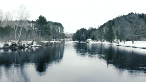 Winterlandschaft-–-Drohne-Fliegt-Schnell-Vorwärts-über-Fluss-–-4k-–-Sequenz-001-002