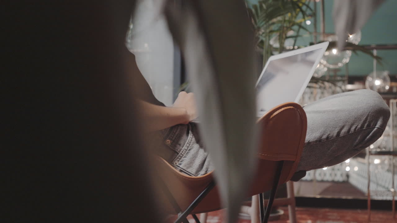 여가 시간에 집에서 일하는 프리랜서 여성