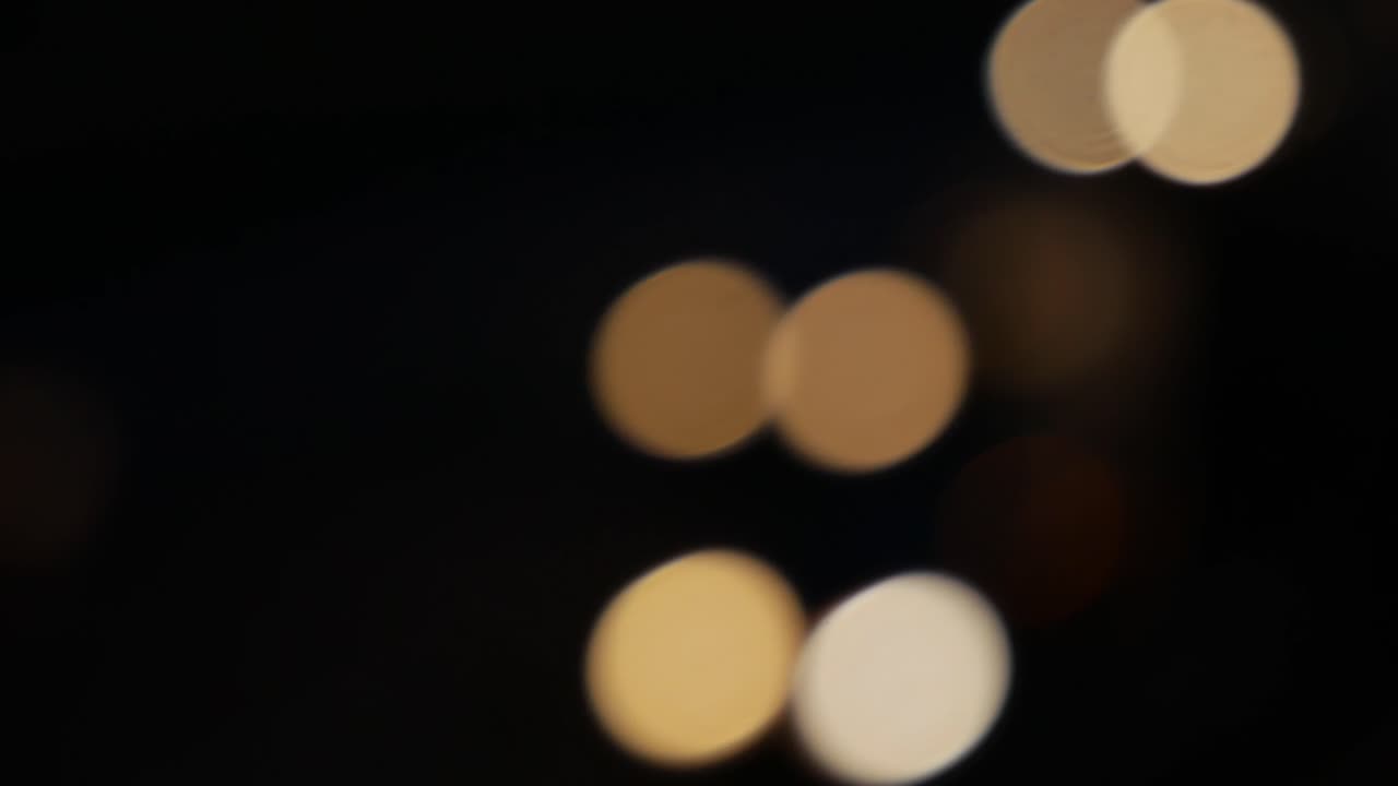 una toma diagonal de semáforos desenfocada