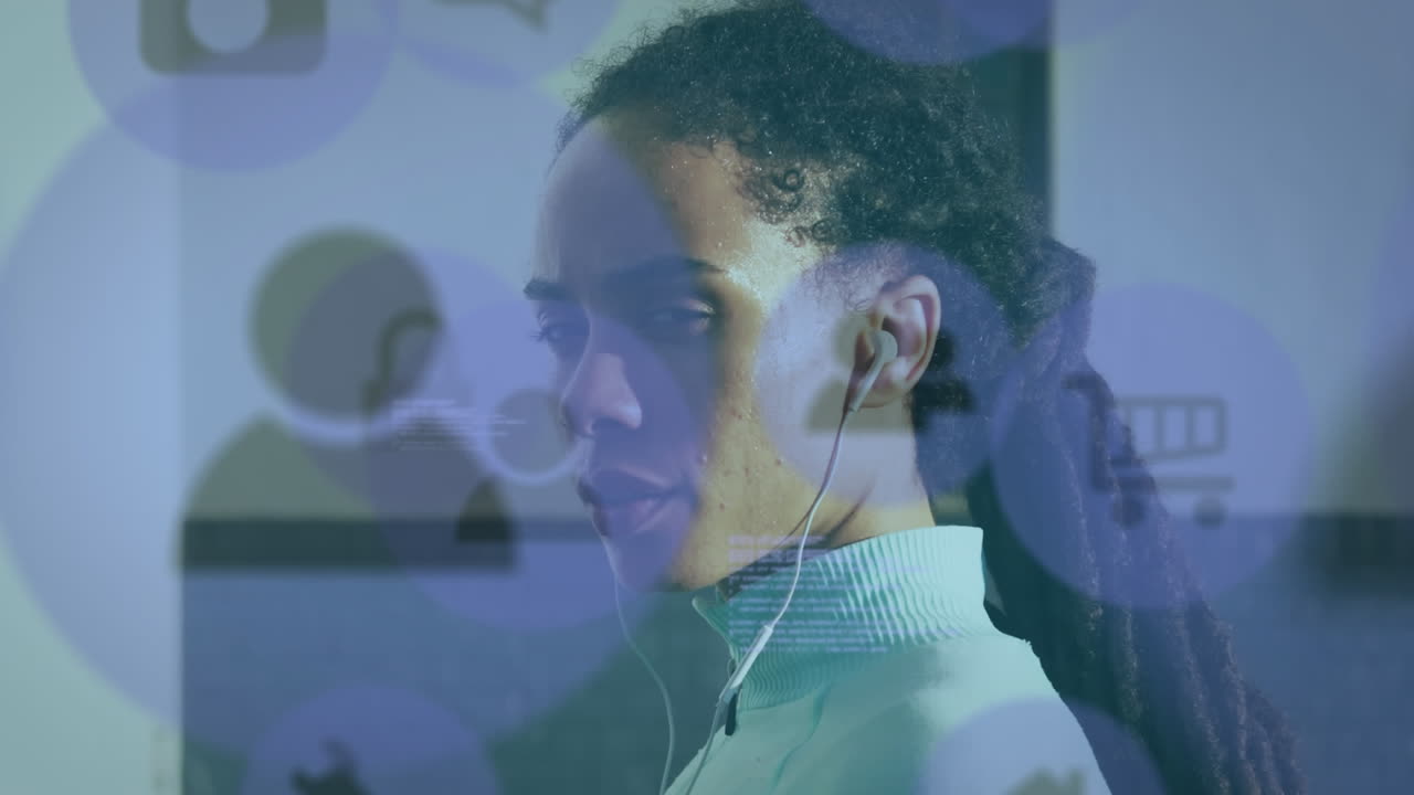 animación de procesamiento de datos e iconos digitales sobre una mujer con auriculares