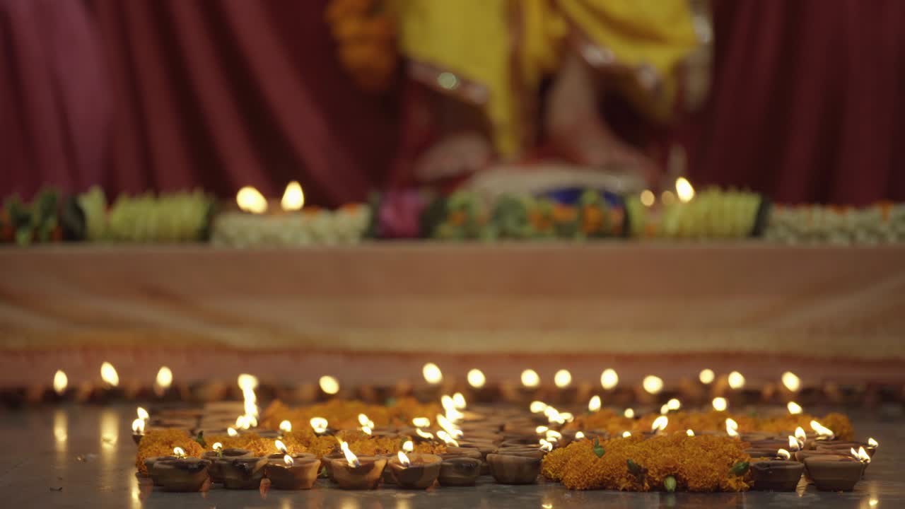 iluminando las dias en casa. celebrar el festival indio.