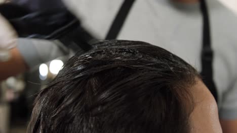 peluquero teñir el cabello del cliente