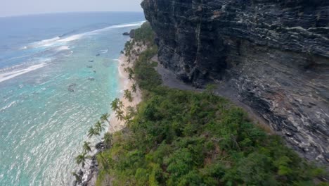 Vuelo-Fpv-A-Lo-Largo-De-Acantilados-Rocosos-Y-Playa-Frontón-En-Las-Galeras-Samaná,-República-Dominicana