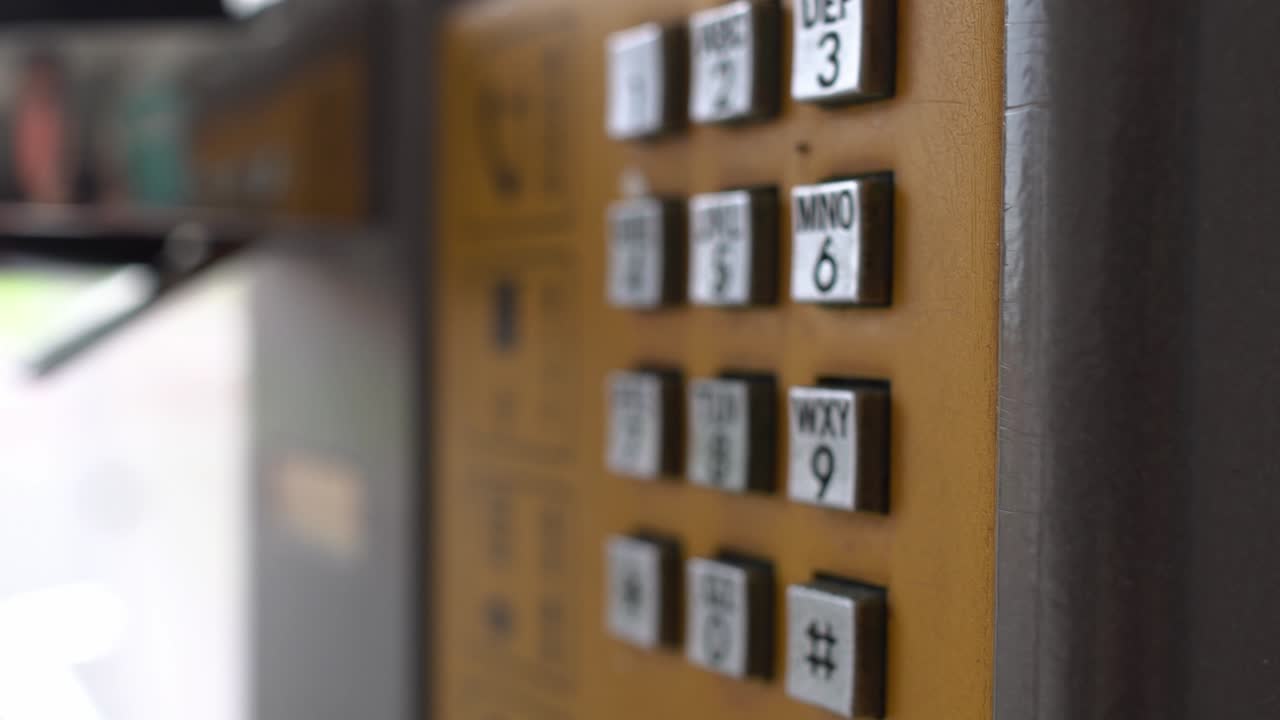 близкий кадр кнопок общественного телефона. фокус справа.