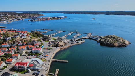 vista aérea de lysekil con acuario havets hus, isla slaggo y puerto deportivo durante el día en suecia