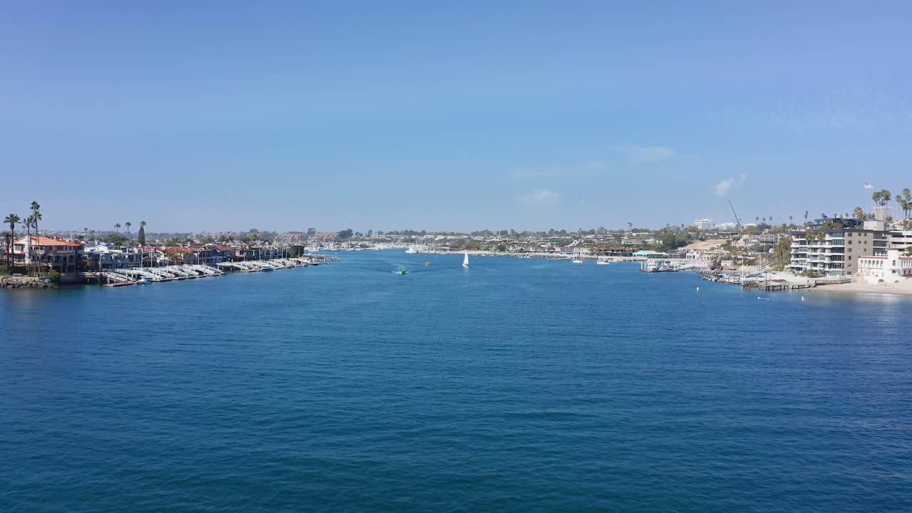 vuelo de drones sobre el canal de la bahía hasta el puerto de newport y la isla balboa, en el condado de orange, california, ee.uu.