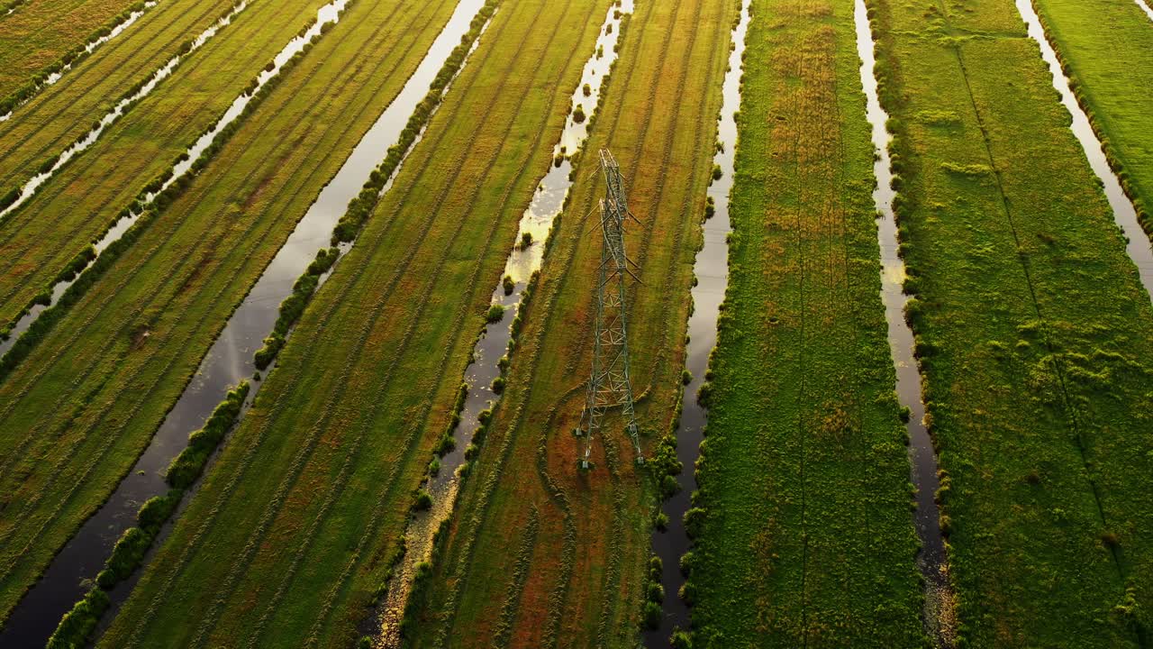 공중에서 볼 수 있는 네덜란드 폴더의 풍경과 관개 운하와 전력 라인 타워