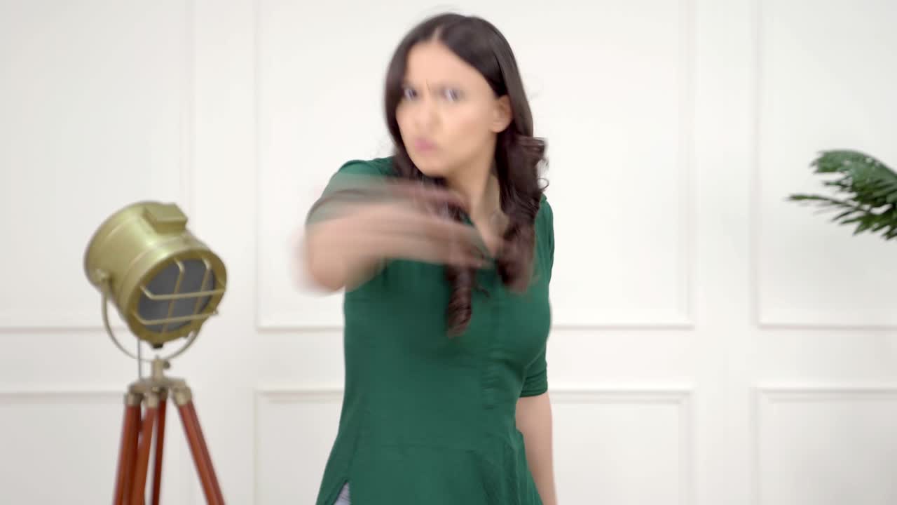 좌절 된 인도 소녀 가 소리 지르고 싸우고 있다