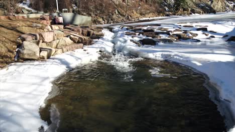 Arroyo-Balbuceo-Bajo-La-Capa-De-Nieve