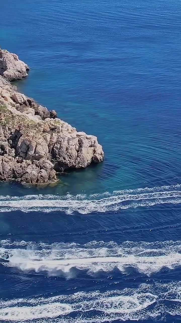 Godendosi il jet ski a VertMall, Spagna, sopra l'acqua limpida e blu.