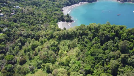 Impresionante-Costa-Que-Se-Encuentra-Con-La-Exuberante-Vegetación-Que-Rodea-La-Ciudad