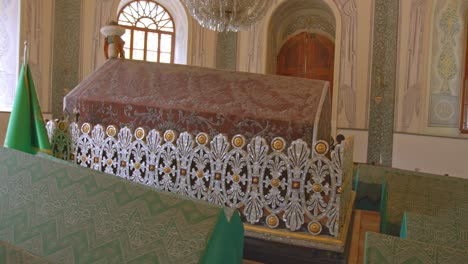 bursa, turquía - 18 de julio de 2020: mausoleo de orhan gazi y osman gazi en bursa, turquía