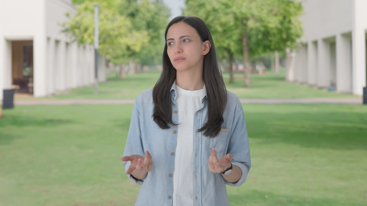 chica india esperando a alguien