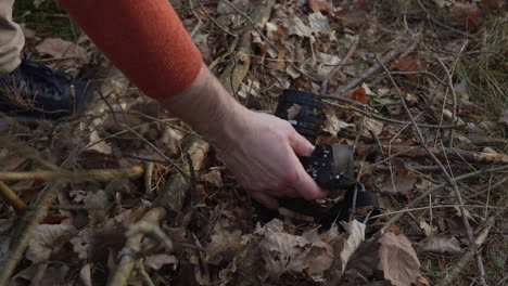 Kamera-Verloren-Im-Wald-Gefunden,-Hände-Nah-Oben,-Glückstag-Oder-Kriminalitätsbeweiskonzept