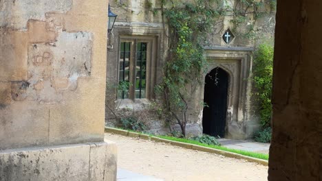 Antigua-Estructura-Construida-Con-Una-Cruz-Encima-De-La-Puerta-En-Worcester-College,-Oxford,-Reino-Unido