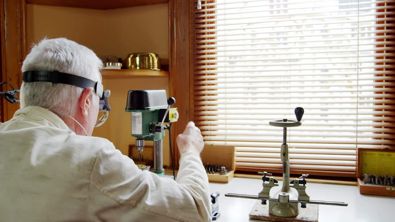 시계 를 수리 하는 시계 전문가