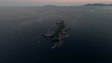 Rocky-Island-Of-Ile-Plate---Flat-Island-Near-The-Pointe-Saint-Pierre-By-The-Gulf-Of-Saint-Lawrence-In-Quebec,-Canada-On-A-Sunrise