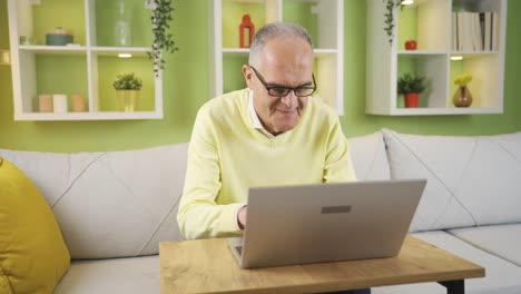 Alter-Mann-Mit-Brille-Benutzt-Laptop-Zu-Hause,-Arbeitet,-Recherchiert.