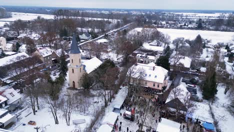 mercado de navidad invierno pueblo de nieve, nublado alemania