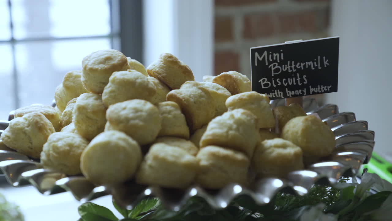 Mini biscotti alla zucca butternut con burro al miele, antipasto per festa di matrimonio.