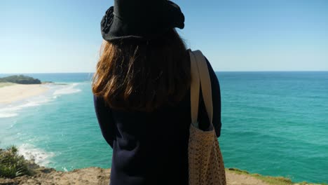 Mujer-Joven-Turista-Asiática-Caminando-En-La-Playa-En-La-Isla-De-Stradbroke,-Brisbane,-Australia