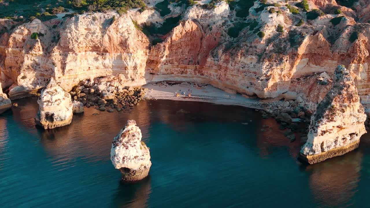 Esplorando la costa del Portogallo con scogliere rocciose e spiagge sabbiose