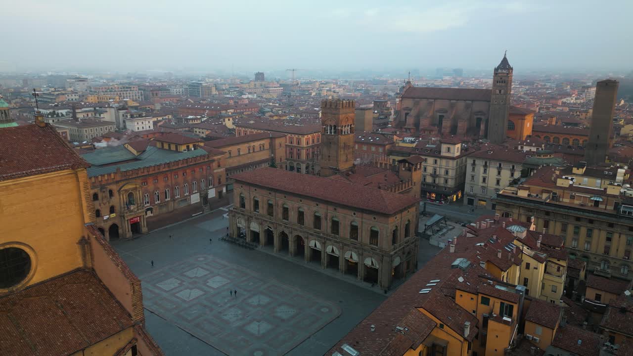 Sirkulerende droneopptak over Piazza Maggiore, Bologna, Italia