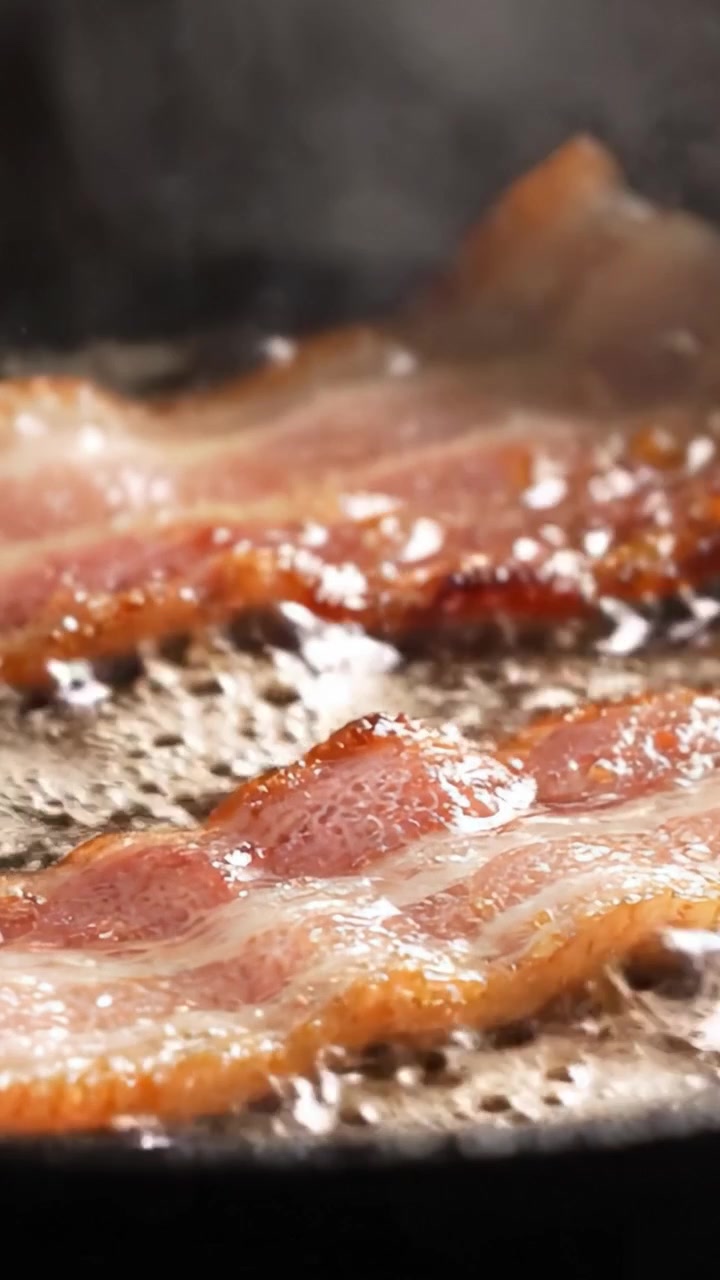 Sprød bacon steger på panden: Syden, farven og teksturen af perfekt stegte baconskiver for lækker smag og aroma