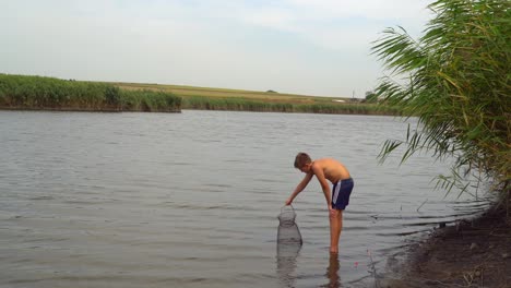 adolescente en el lago pescado