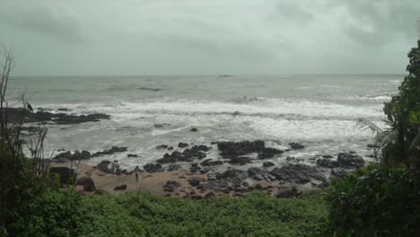 Eine-Malerische-Aufnahme-Des-Ozeans-Am-Strand-Von-Grandma&#39;s-Hole-An-Einem-Dunkelgrauen,-Düsteren-Regentag-In-Goa,-Indien