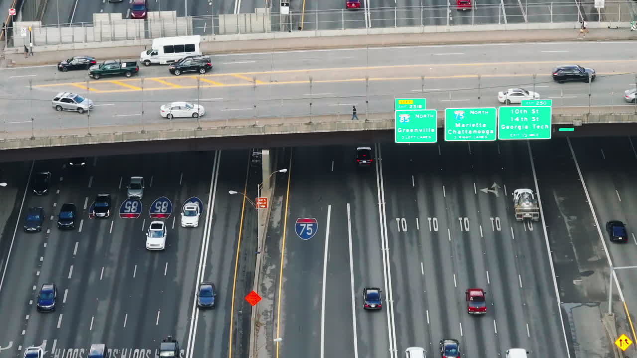 비는 다리 고속도로 위의 다리에서 운전하는 자동차의 높은 각도 시각