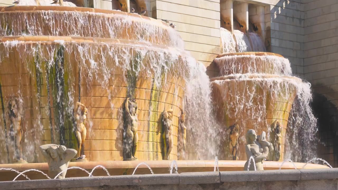 Estatuas de la fuente Fonte Luminosa en Lisboa, Portugal.