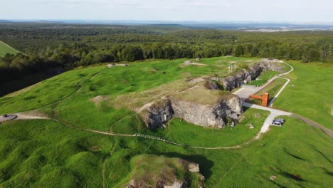 Fort-Douaumont,-Disparo-Aéreo-Desde-Un-Dron,-Sobrevolando-Toda-La-Instalación