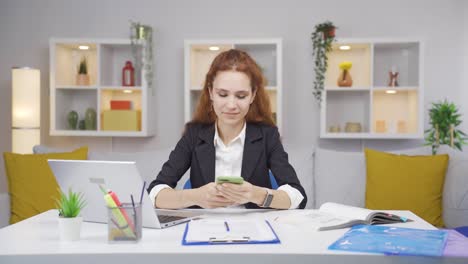 Home-Office-Mitarbeiter-In-Fröhlicher-Stimmung.