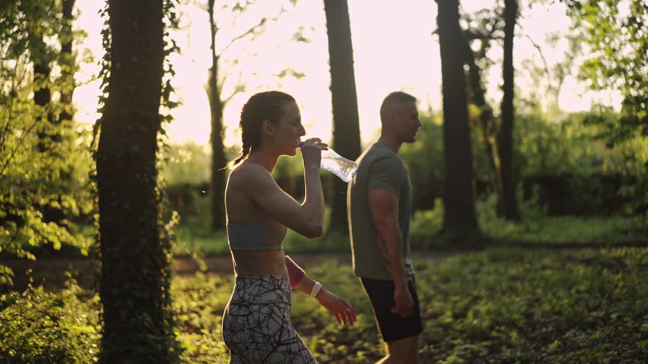 숲에서 산책하는 커플