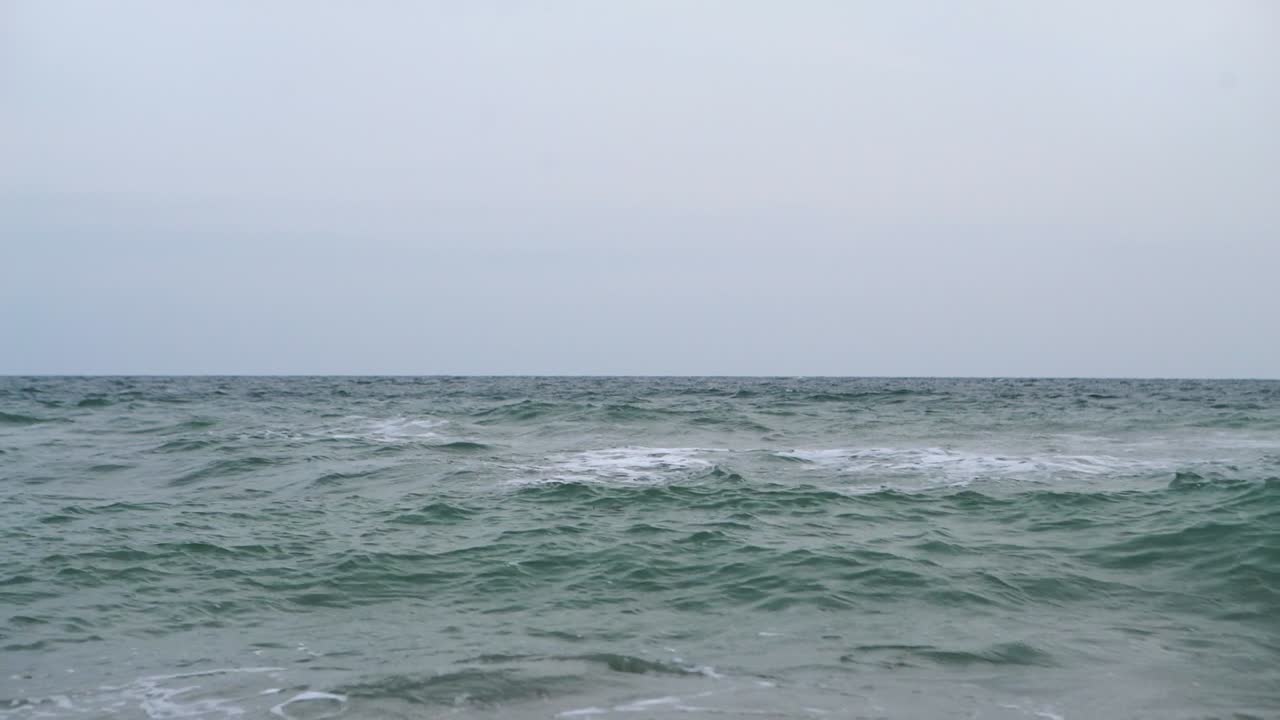 바다의 파도가 해안에 부히고