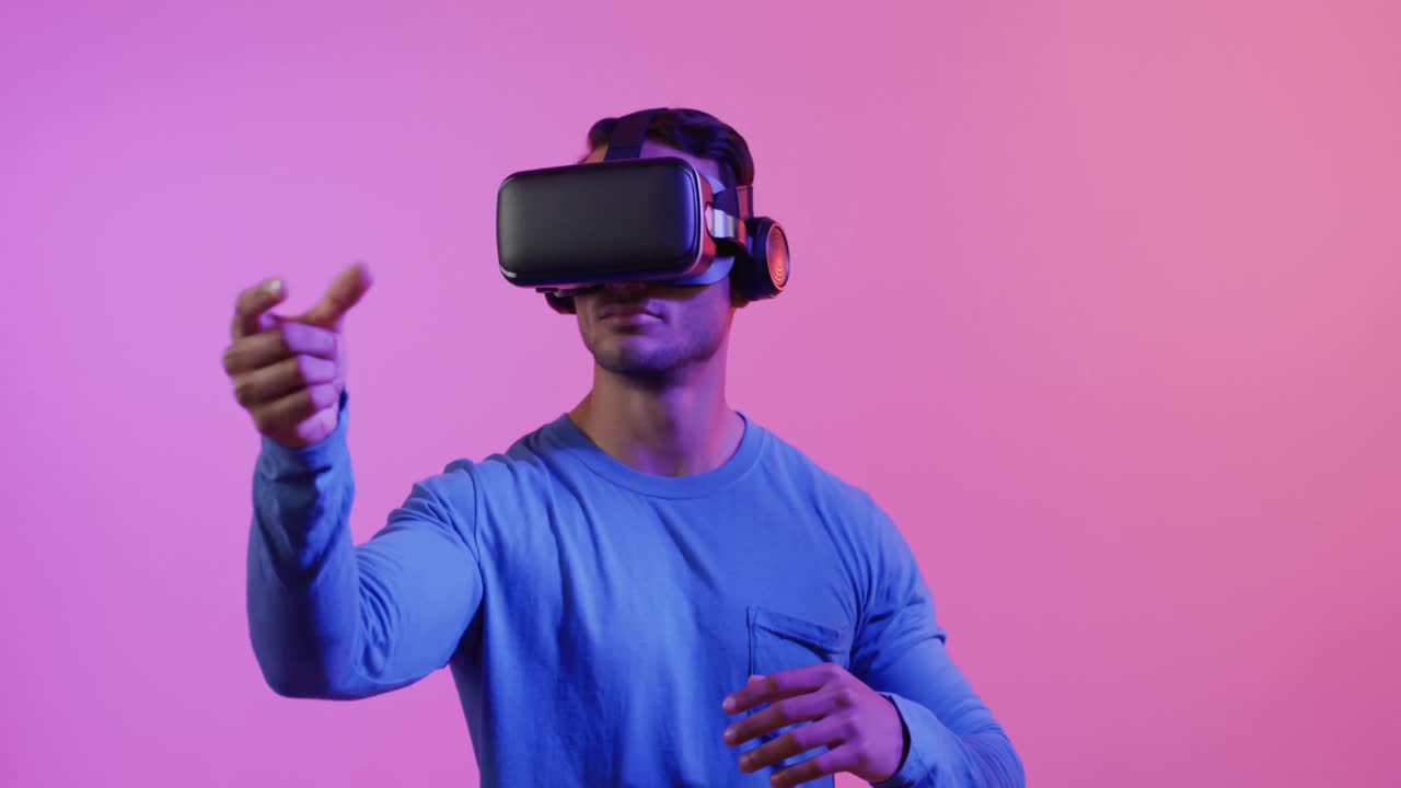 video di un uomo afroamericano che usa un auricolare vr su sfondo rosa e viola