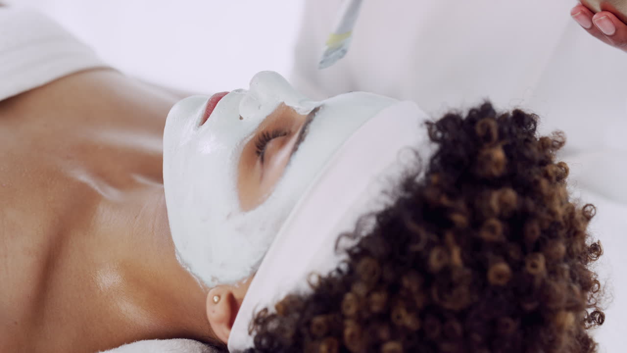 mujer recibiendo un tratamiento de máscara facial